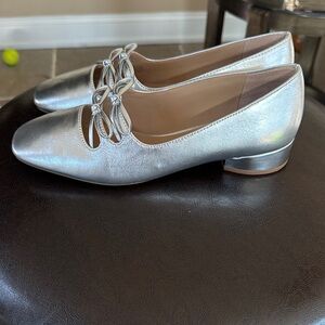Copper Key Silver Women's Flats size 7 with flaws, see pics cute!